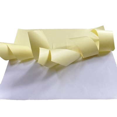 La colata di carta dello strato dell'autoadesivo ha ricoperto Art Paper di carta kraft gialla del silicone di colore HM0111